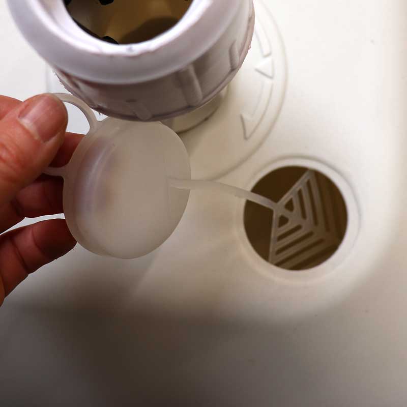 注水口（フタが紛失しにくい設計）