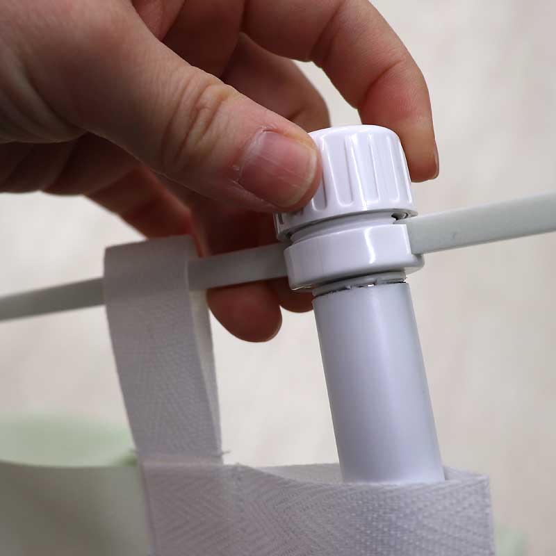 （６）上部の生地を張り、横棒をキャップのネジで固定する