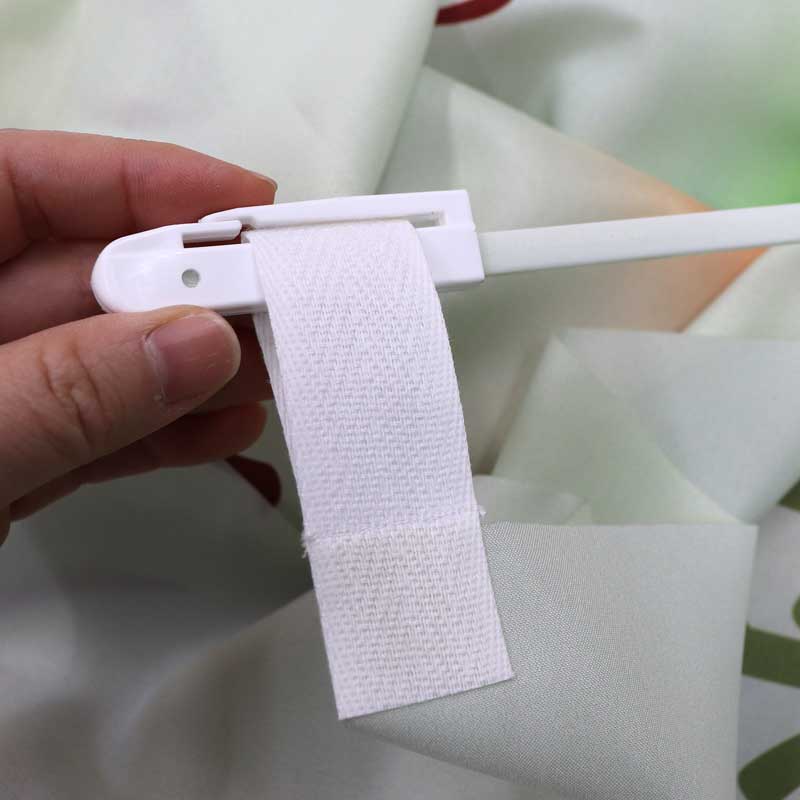 （５）端のチチを横棒のフックに挟む