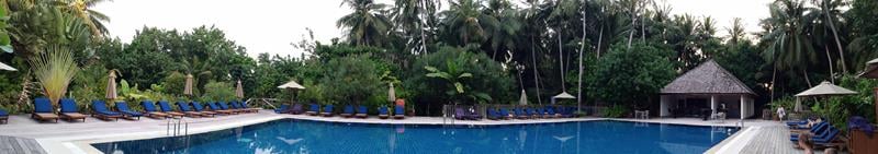 Pool in der Mitte der Insel