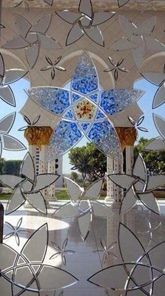 Blumenmotive in den Fenstern