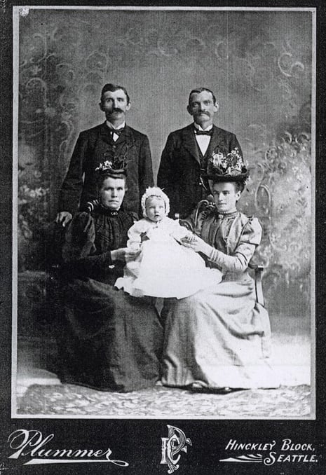 Max Bartl mit Ehefrau Agnes, deren Tochter Olga Schulz, Ehemann Max und Baby, 1902