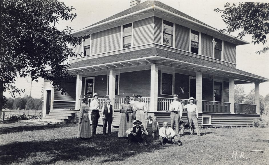 Deutsche Freunde und Verwandte vor Eitzenbergers neuem Haus, 1912