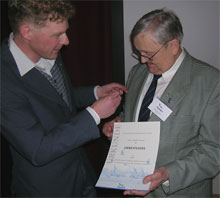 NABU Landesvorsitzender Dr. H. Buschmann verleiht R. Krause die goldene Ehrennadel - Foto: NABU/F. Lüdersen