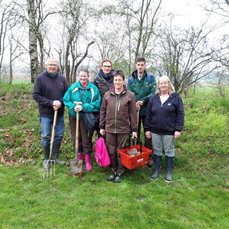 Gruppenfoto auf einer Wiese