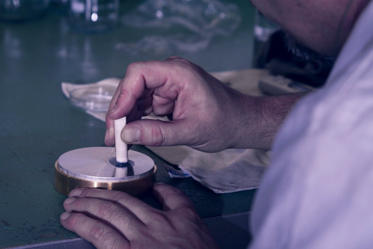 Polierarbeit auf Zinnplatte