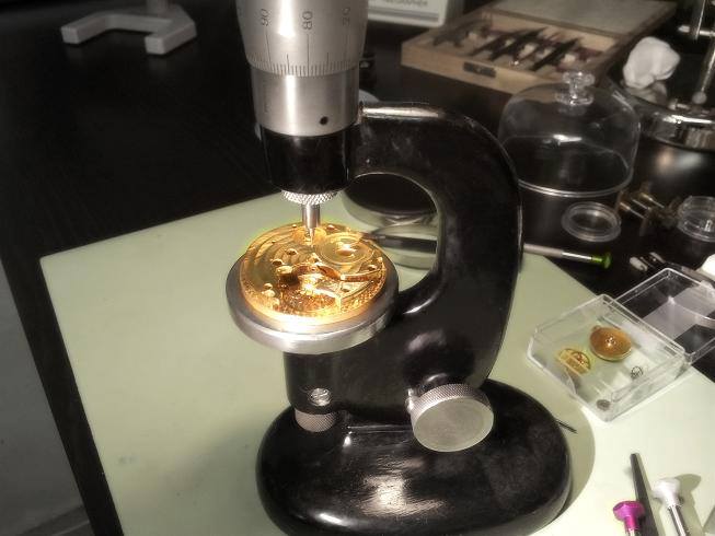 Uhrwerk wird mit Perlageschliff versehen