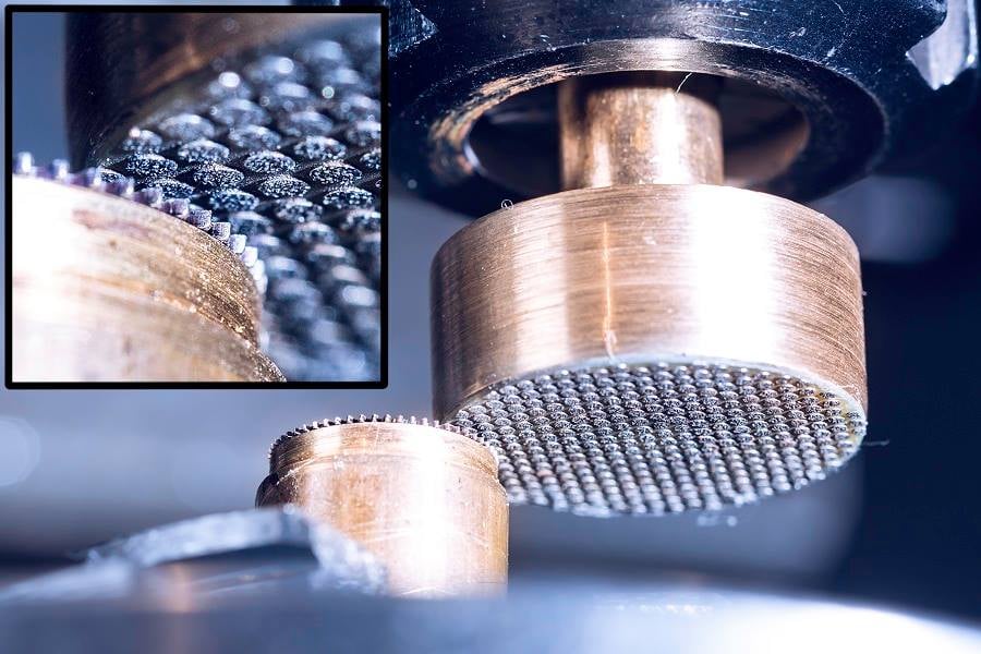 Unsere Zierschliffe werden mit einer speziellen Diamantscheibe hergestellt. Die feine Struktur der Diamantkörnung sorgt für ein besonders hochwertiges Schliffbild