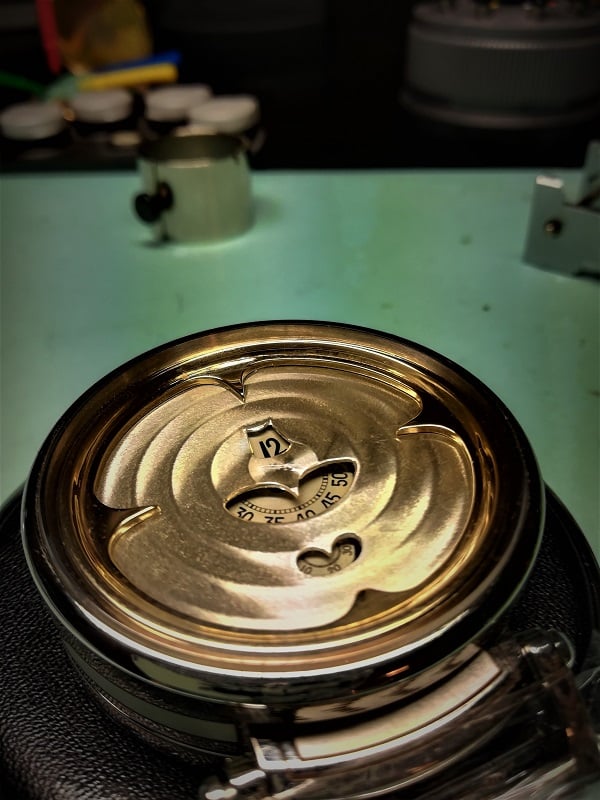 Zifferblatt mit Kreiselschliff versehen