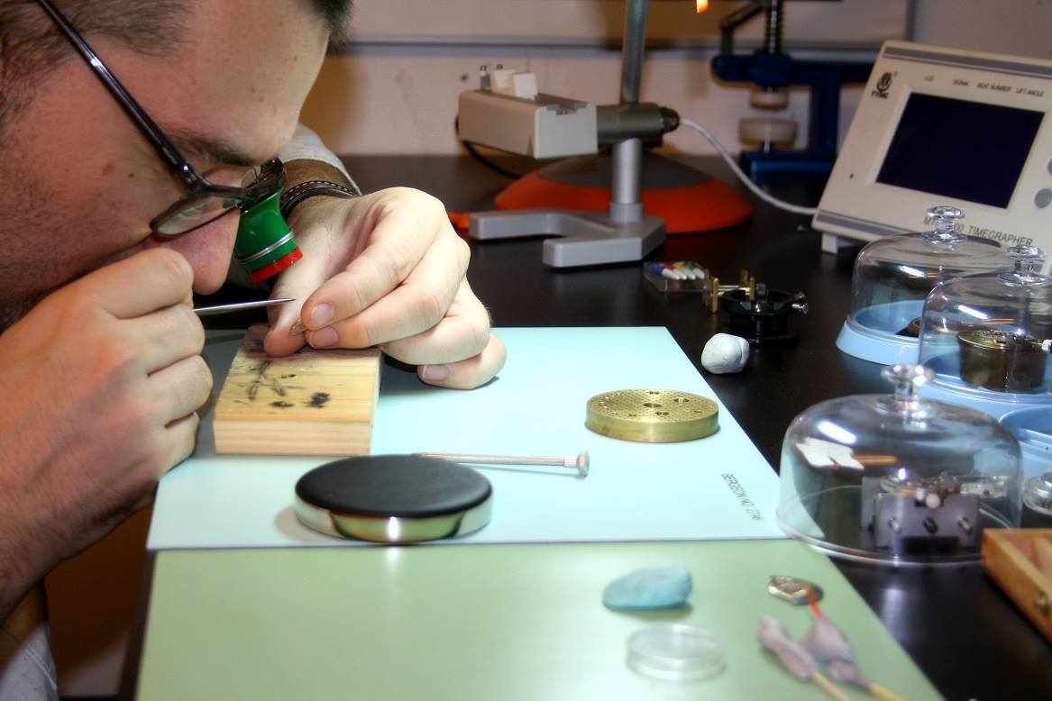  Kantenanglierungen werden bei uns in 8 verschiedenen Stufen durchgeführt. Bei der letzten Politur, wird die Kante mit einem ganz bestimmten Edelholz und einer besonders feinen Polierpaste bearbeitet. 