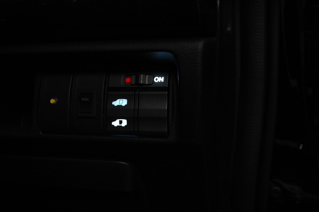 ＨＯＮＤＡ　エリシオン　ＲＲ２　スライドドアスイッチＬＥＤ加工