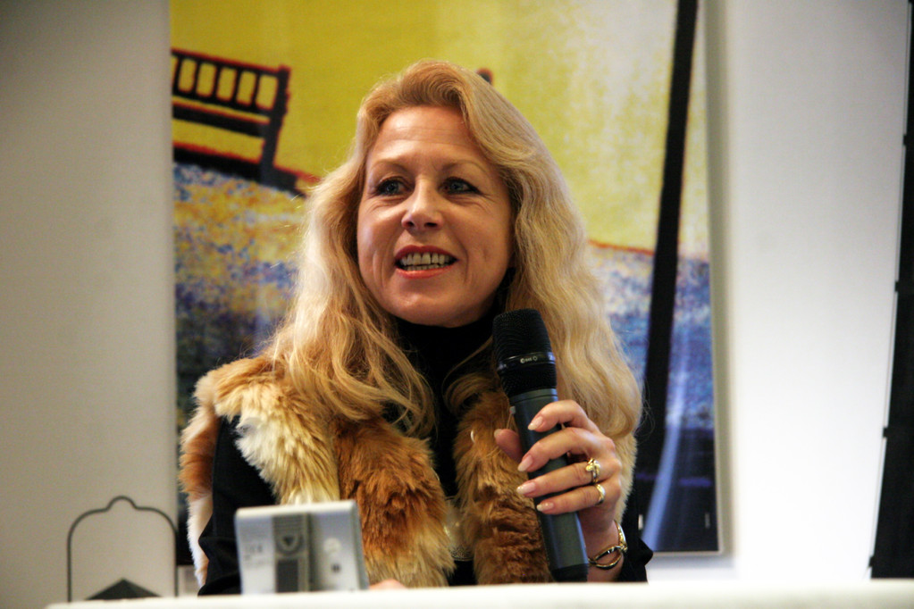 Sibylle Sulser, Referentin und Schlleiterin iPEi: Ausbildung, Maltherapie und therapeutischer Farbdialog