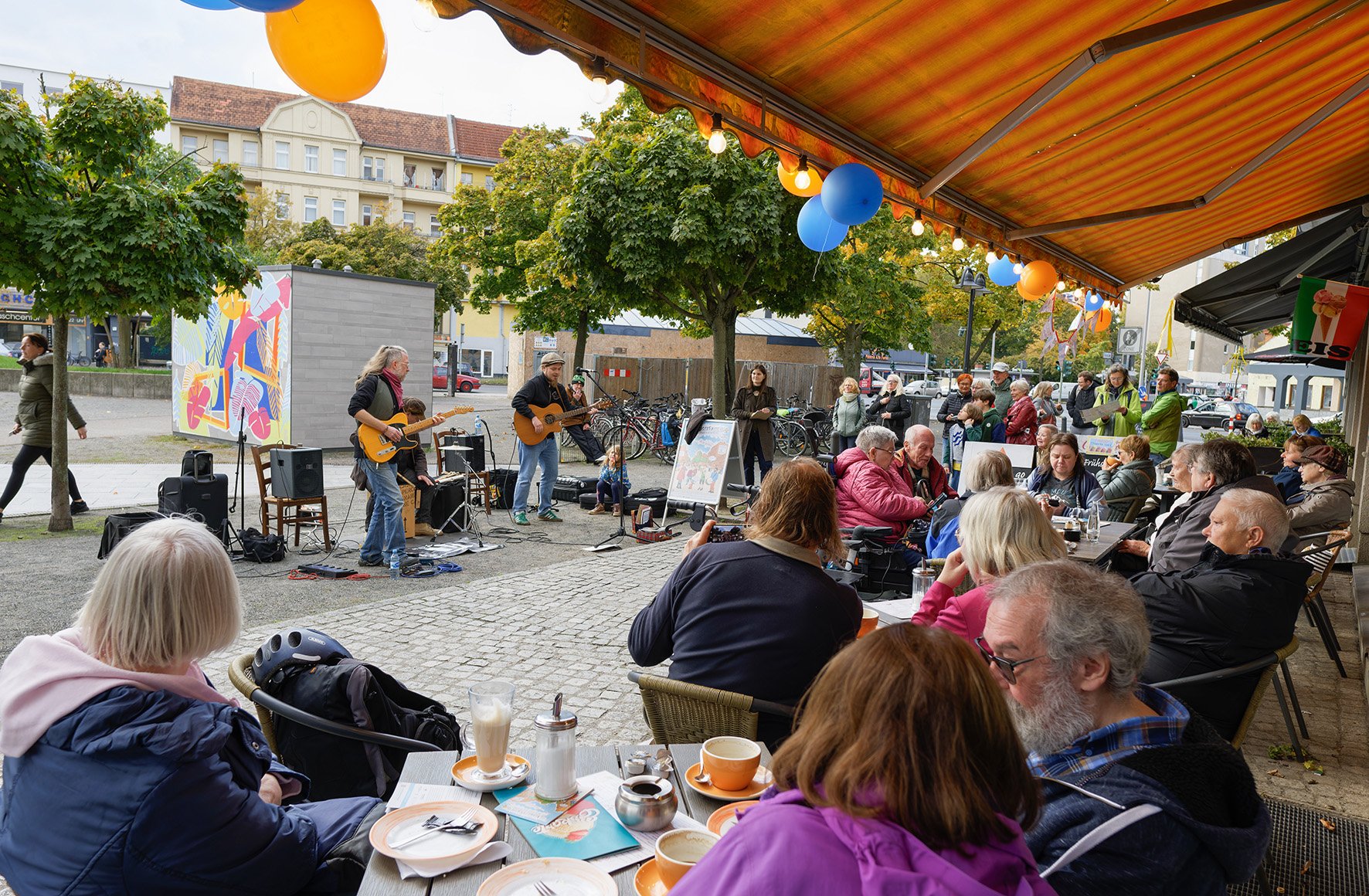 Lari und die Pausenmusik vor dem Café Torten-Träume, Foto: Annette 