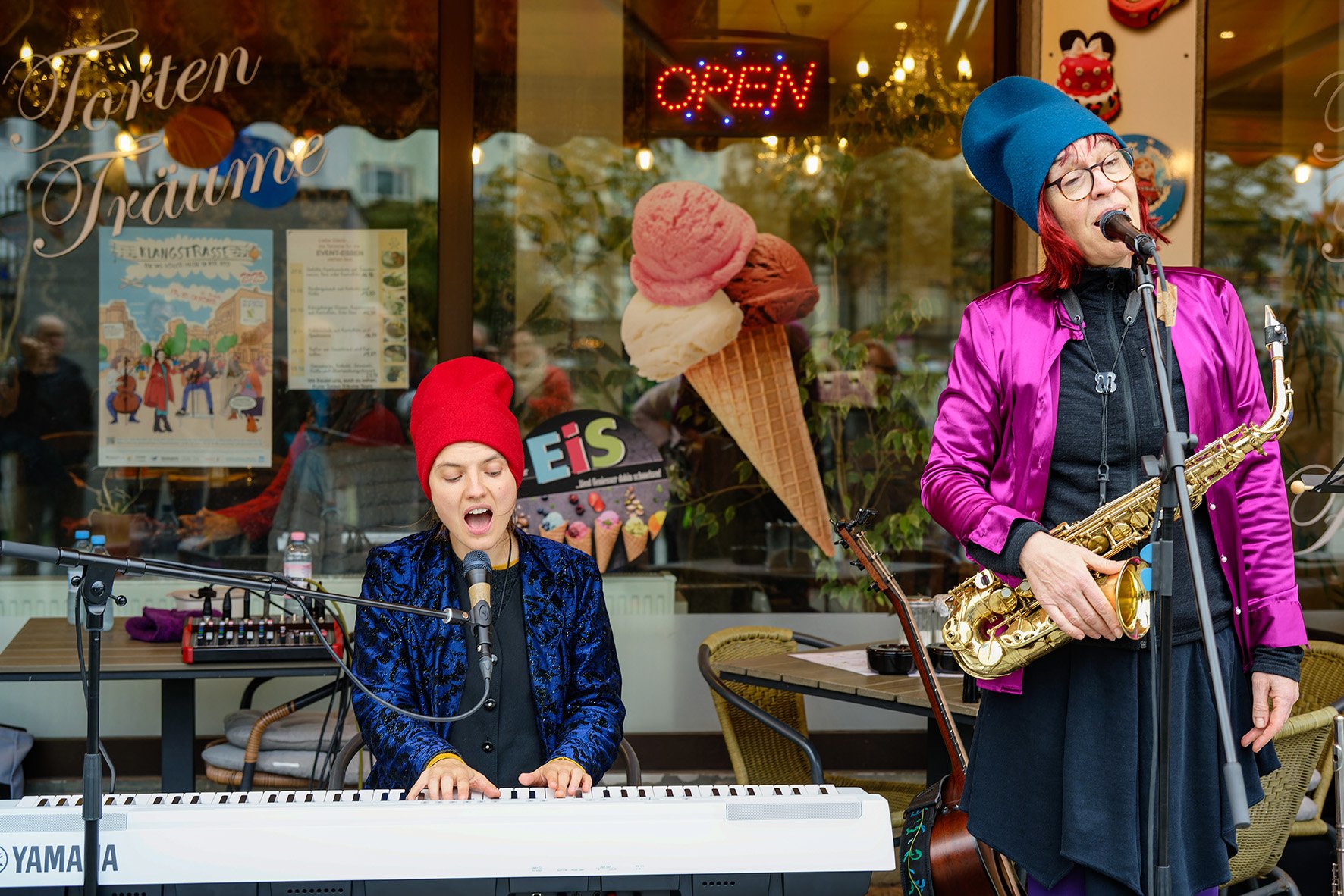 BlauViolett vor dem Café Torten-Träume, Foto: Oliver Richter