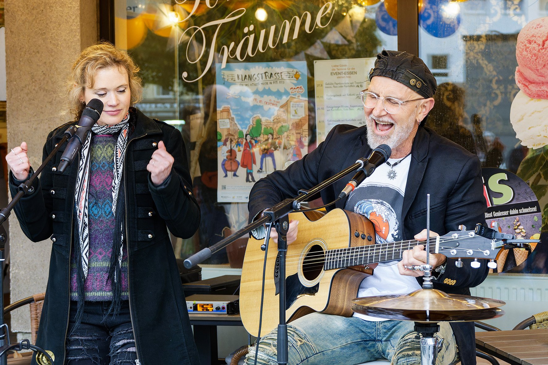Hill & Ray vor dem Café Torten-Träume, Foto: Annette Richter