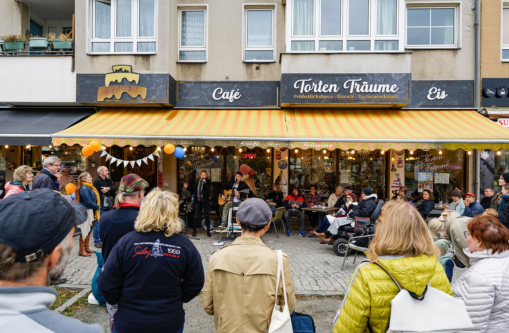 Hill & Ray vor dem Café Torten-Träume, Foto: Annette Richter