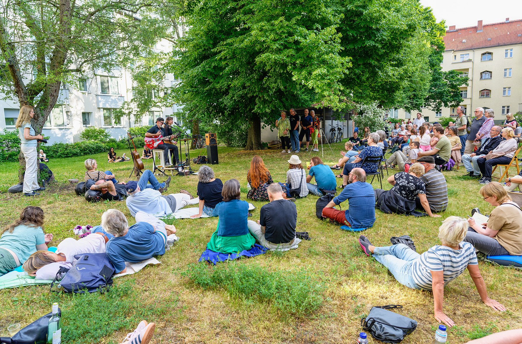 "Hill & Ray" im Innenhof Scharnweberstraße