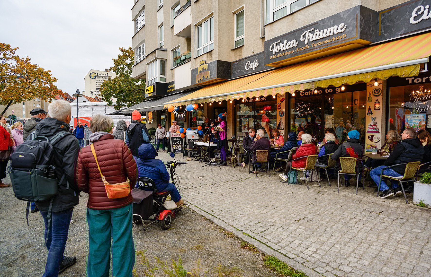 BlauViolett vor dem Café Torten-Träume, Foto: Oliver Richter