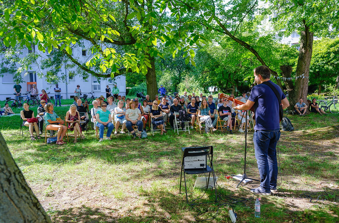 Antoine Villoutreix vor dem Wohn!Aktiv-Haus, Foto: Oliver Richter