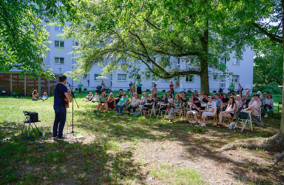 Antoine Villoutreix vor dem Wohn!Aktiv-Haus, Foto: Oliver Richter
