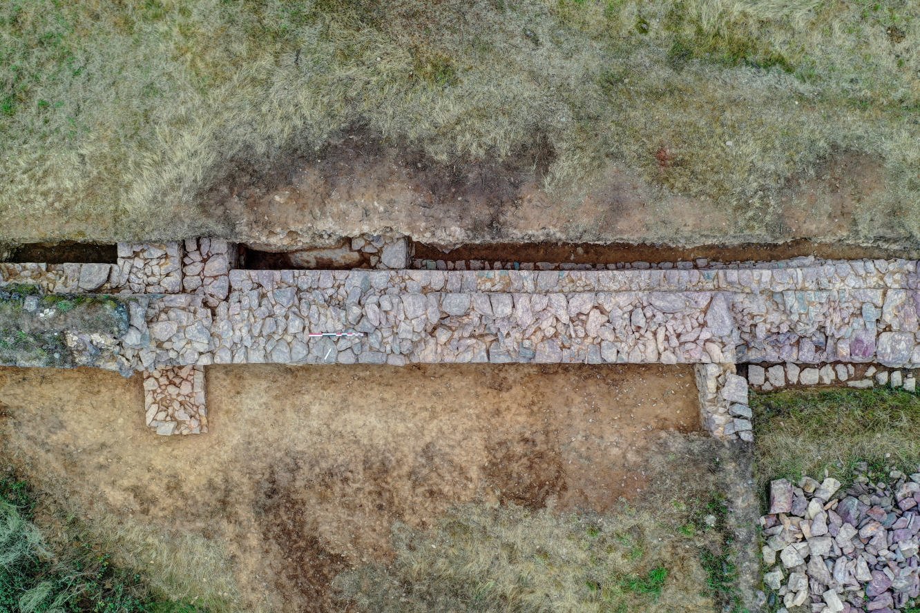 vue aérienne de la muraille en fin de fouille