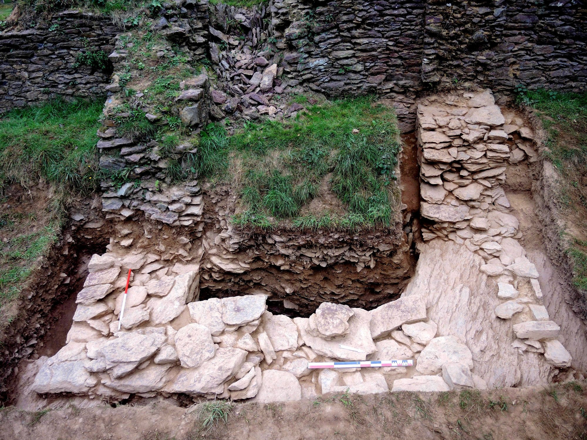 Base d'une tour le long de la muraille