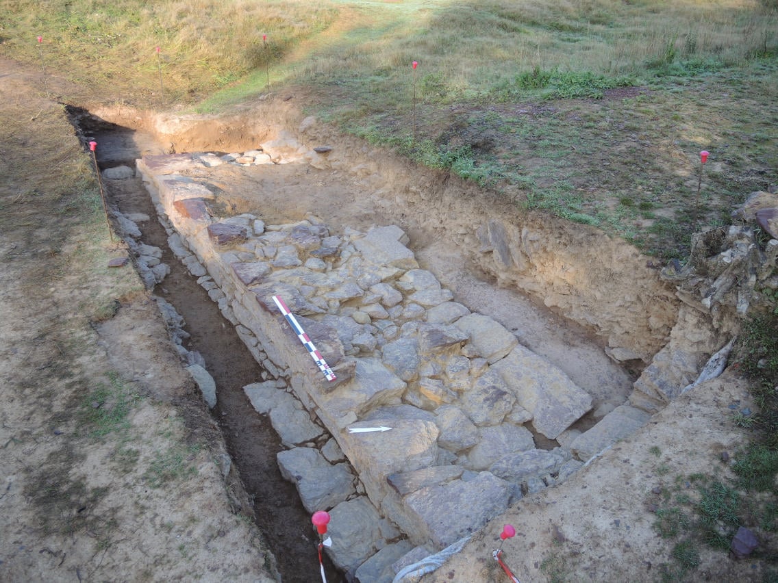 Massif derrière la tour porte