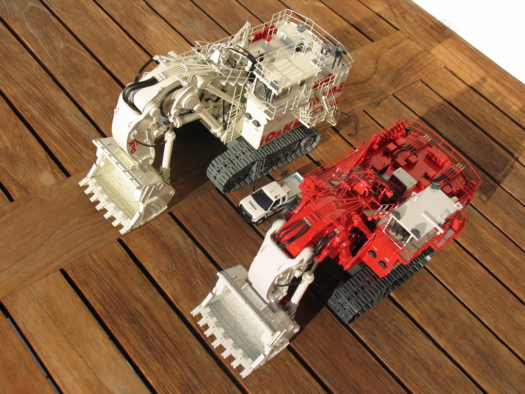 Die beiden RH400 im Vergleich (rot Diesel, weiß Elektro)