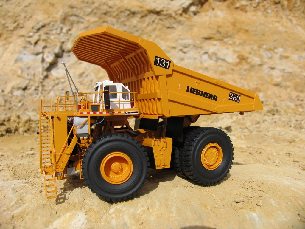 Das Modell besitzt eine funktionierende Lenkung und Federung