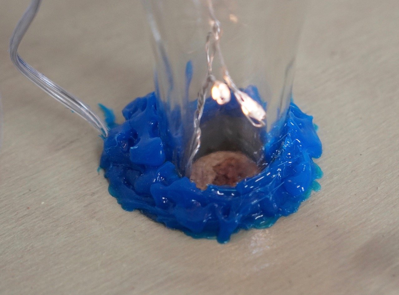 Détail: die Quelle.