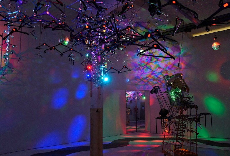 Die Kleiderbügel als Lichtgestaltung.