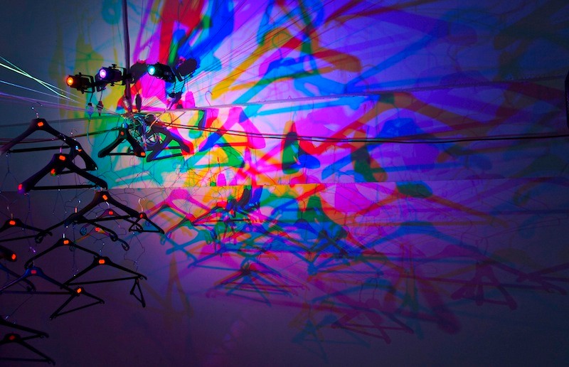 Die Kleiderbügel als Lichtgestaltung.