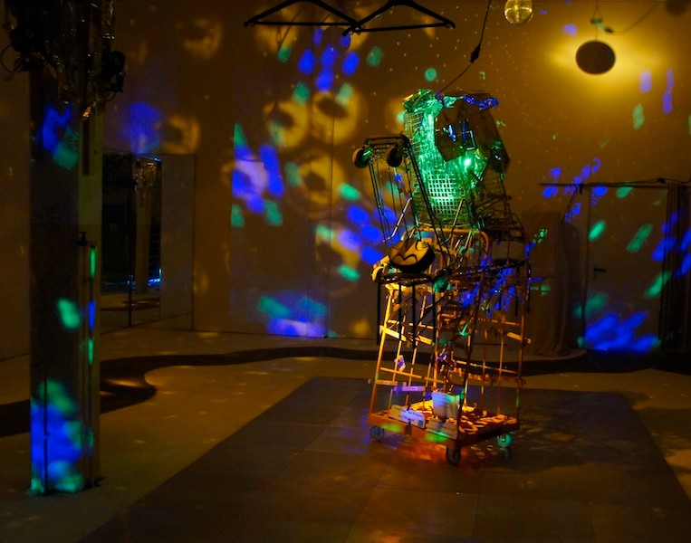 Licht- und Projektionsobjekt von E. Weidenkeller.