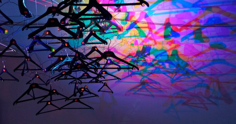 Die Kleiderbügel als Lichtgestaltung.