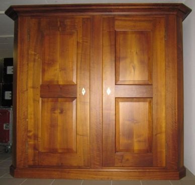 Kleiderschrank in Nussbaumholz