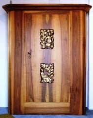 Massiver Nussbaum - Schrank mit 2 Bronce - Füllungen