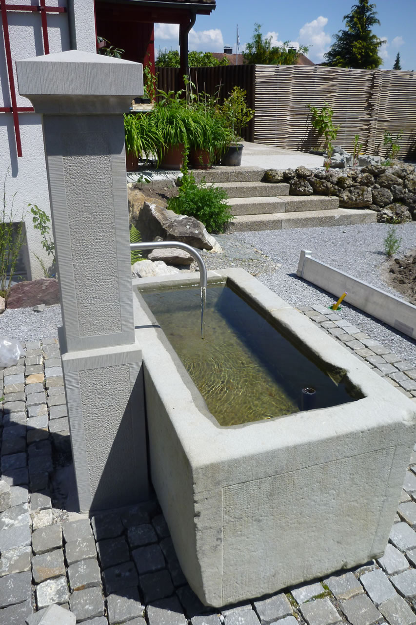 Brunnen aus dem 19. Jhdt. restauriert, Brunnenstock neu aus Bolliger Sandstein. Brunnen in Betrieb Privatgarten Hombrechtikon