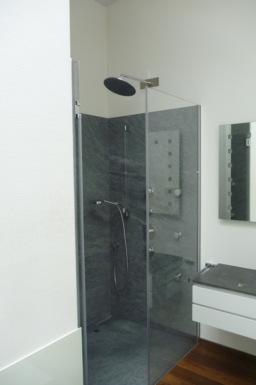 Penthouse in Wollerau Dusche/Bad: Duschkabine: Rück- und Seitenwände, Bodenplatte aus jeweils einem Stück. Onsernone Gneis aus dem Tessin, geflammt/gebürstet.