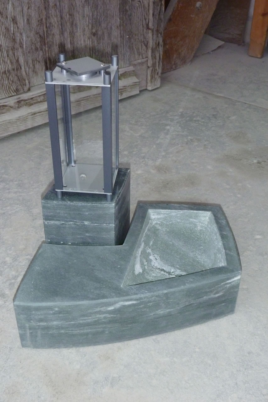 Spezielle Grablicht Installation Friedhof Pfäffikon ZH:  Walliser Metabasit, Leichtmetall