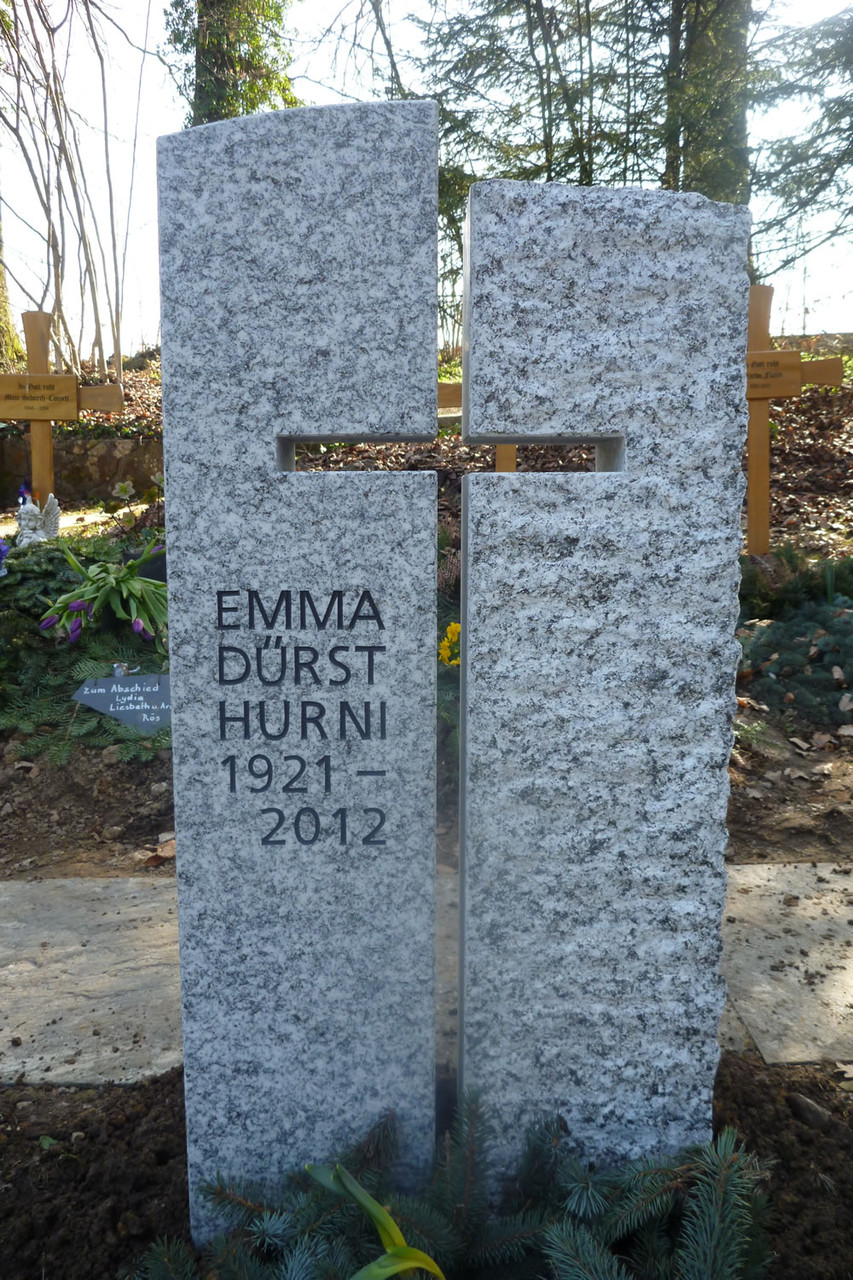 Grabmal in Gossau, Cresciano, linke Stele geschliffen, rechte Stele spaltrauh