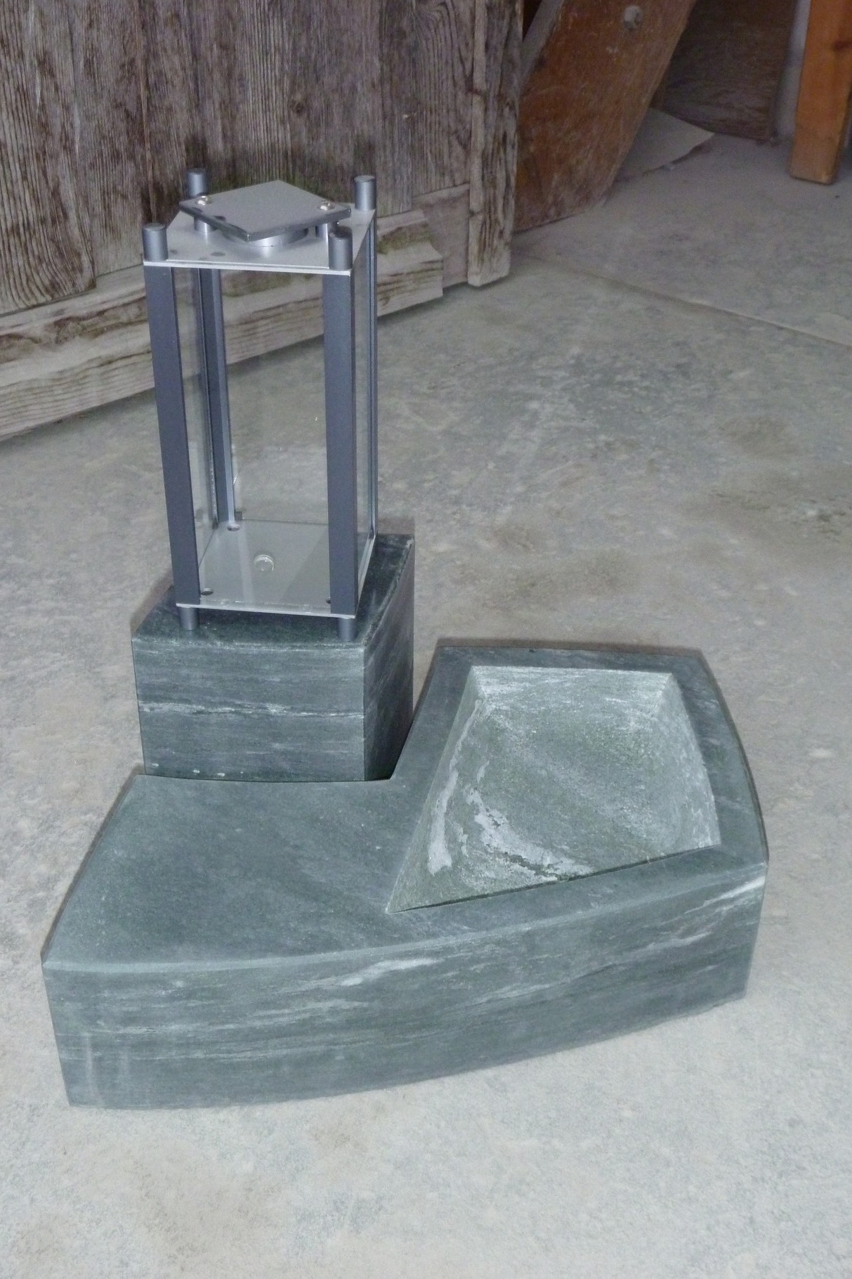 Spezielle Grablicht Installation, Friedhof Pfäffikon ZH:  Walliser Metabasit, Leichtmetall