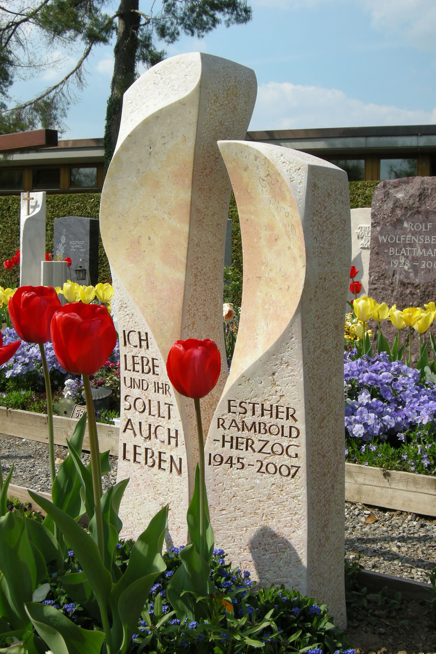 Grabmal in Wetzikon, Liesberger Kalkstein, handwerklich bearbeitet, geschliffen