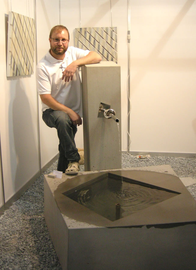 Fabian Winiger präsentiert den Brunnen an der EXPO Stäfa