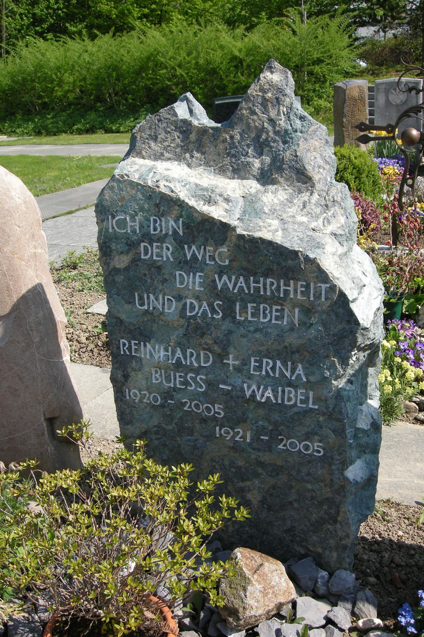 Felsengrabmal in Hombrechtikon aus Gotthard Serpentin