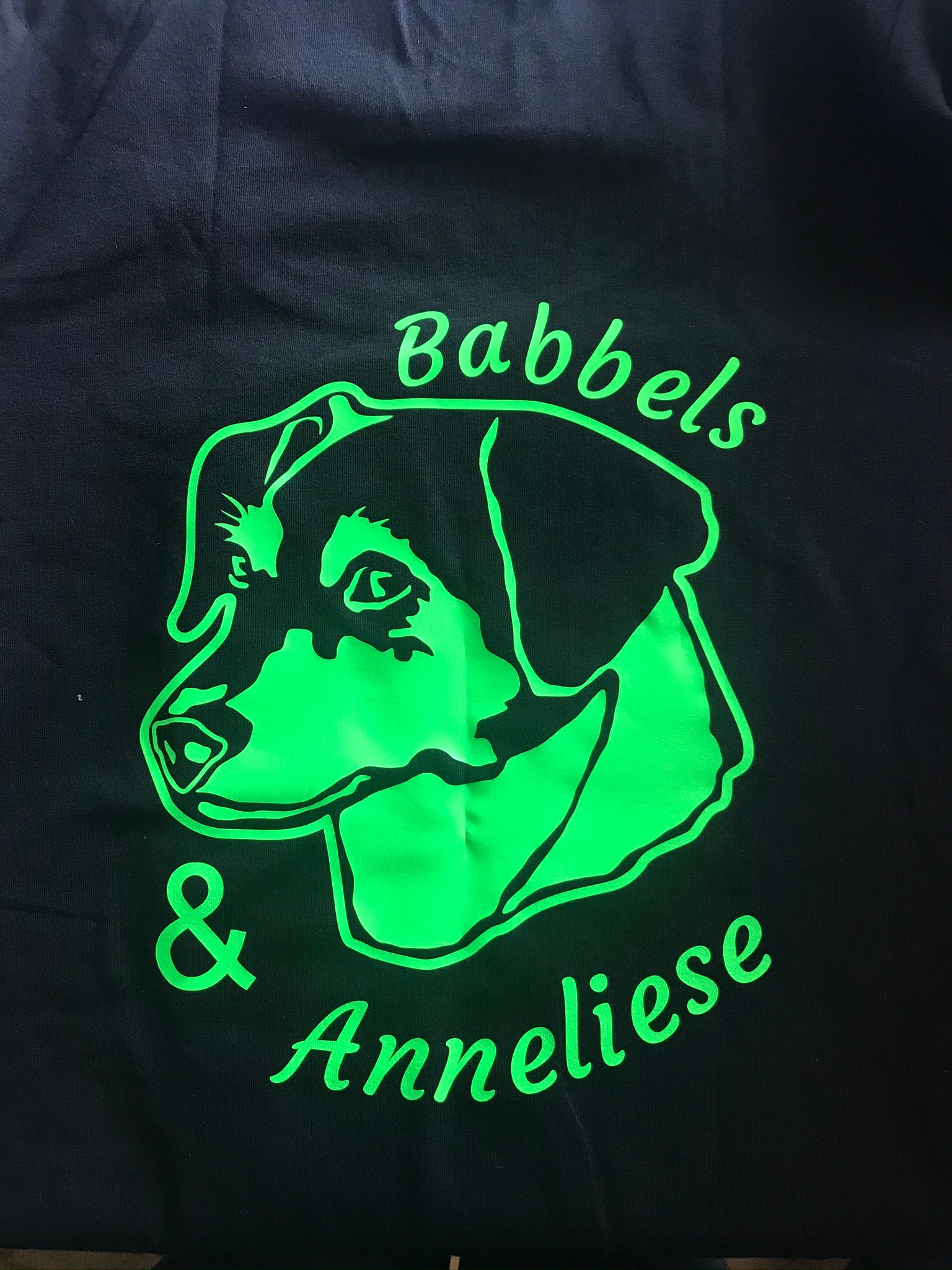 T-Shirt mit Hundemotiv - Grafik vom beigestellten Foto