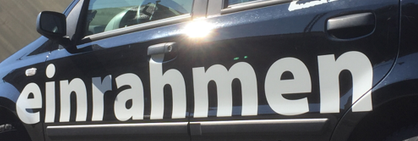 Einrahmungen werden mit robusten Bildaufhängern bestückt. 