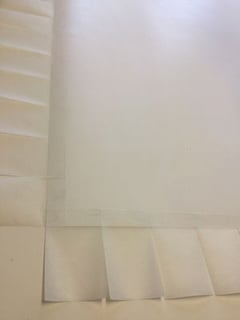 Papiergut aufspannen. 