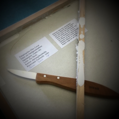 Rückwand der Einrahmung mit Beschrieb