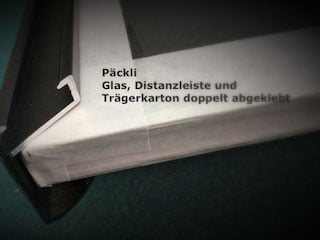 Bild einrahmen - die Einrahmungen ist staubdicht abgeklebt (Päckli). 