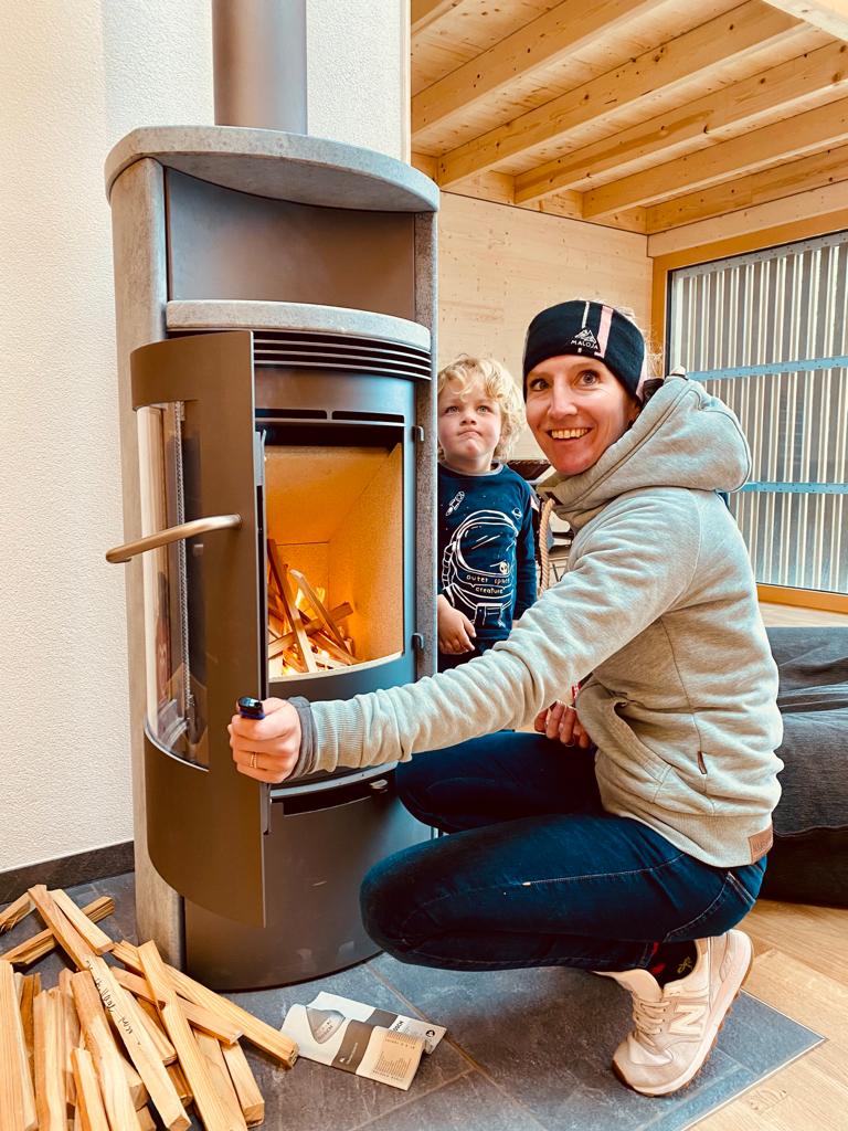 Kamin wird eingefeuert